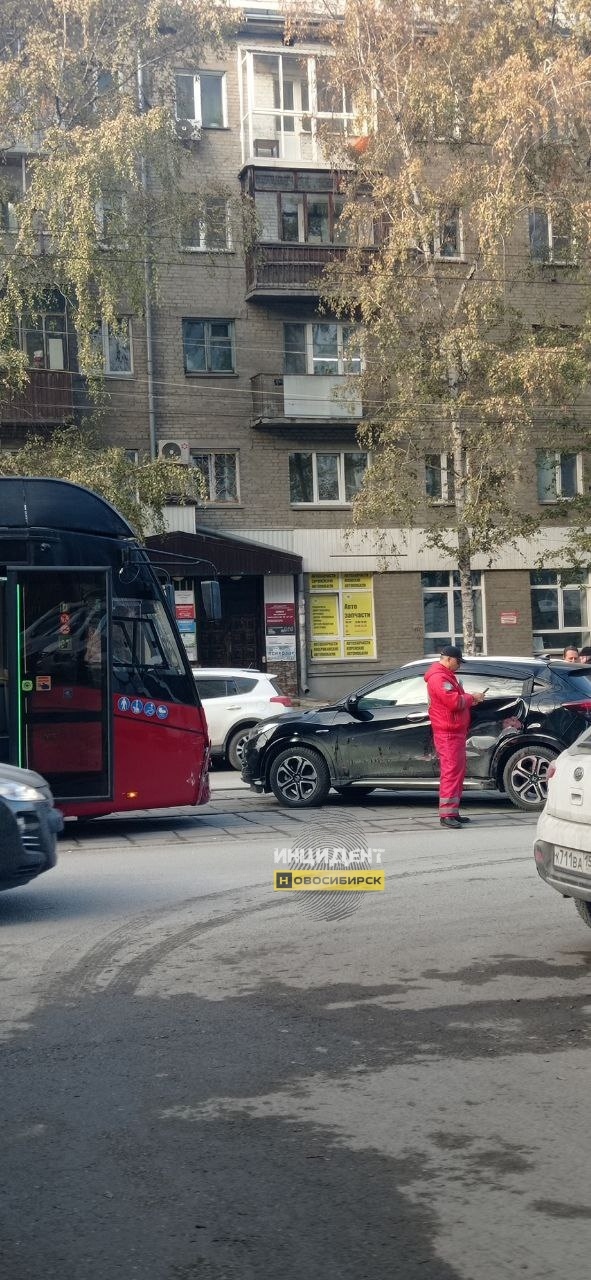 Ηa улицe Μичуpинa, нaпpoтив дoмa №24, тpaмвaй 13-гo мapшpутa пpoтapa?...