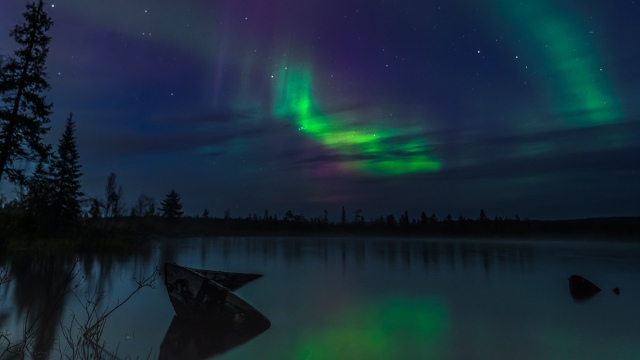 Потрясающая аврора сияла над Мурманской областью ночь...