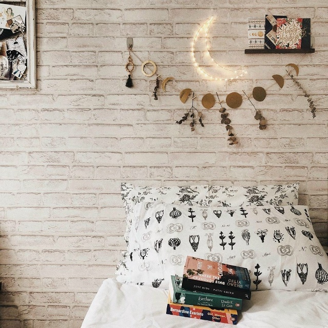 Ночью у мыслей есть особенность срываться с поводка и ?...