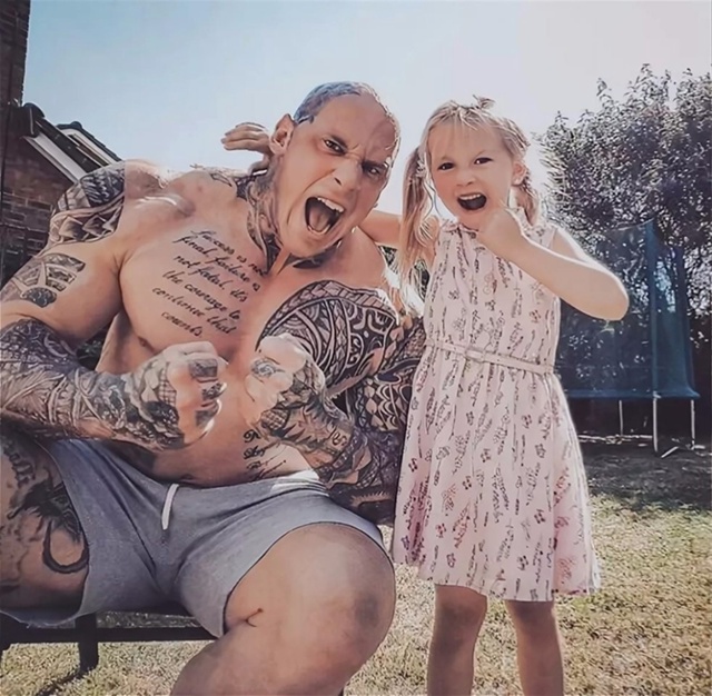 Мартин Форд - самый большой папа в мире!
При росте в 207 с...