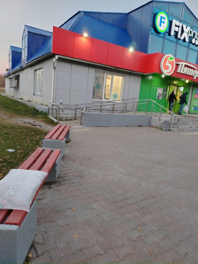 Кто то оставил пуховик, отнесла в пятёрочке на кассу.