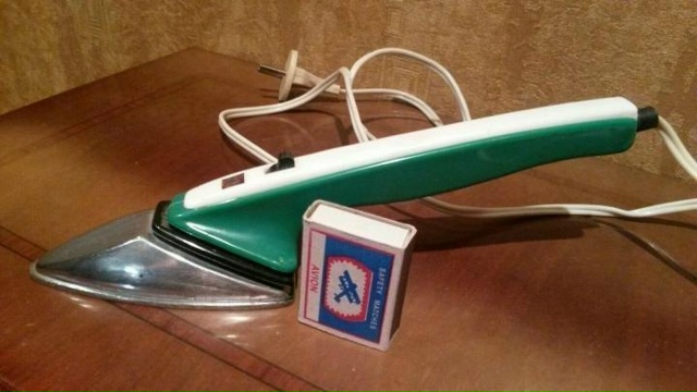 Маленький дорожный утюг, размером немного больше зажи?...