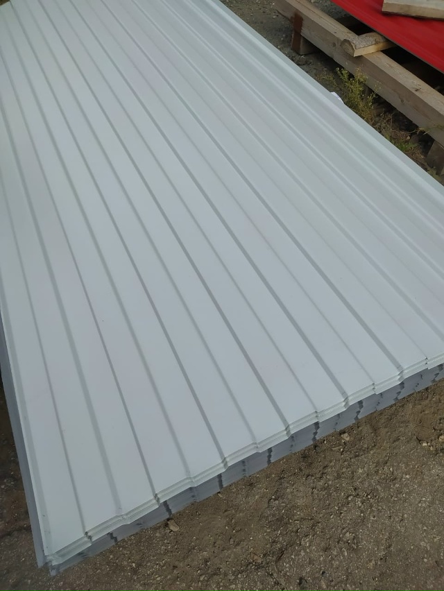 В продаже толстый окрашенный профильный лист не конд?...