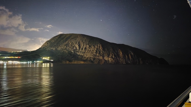 Ночной Гурзуф это просто волшебство! ✨🌃
С моря он выг?...