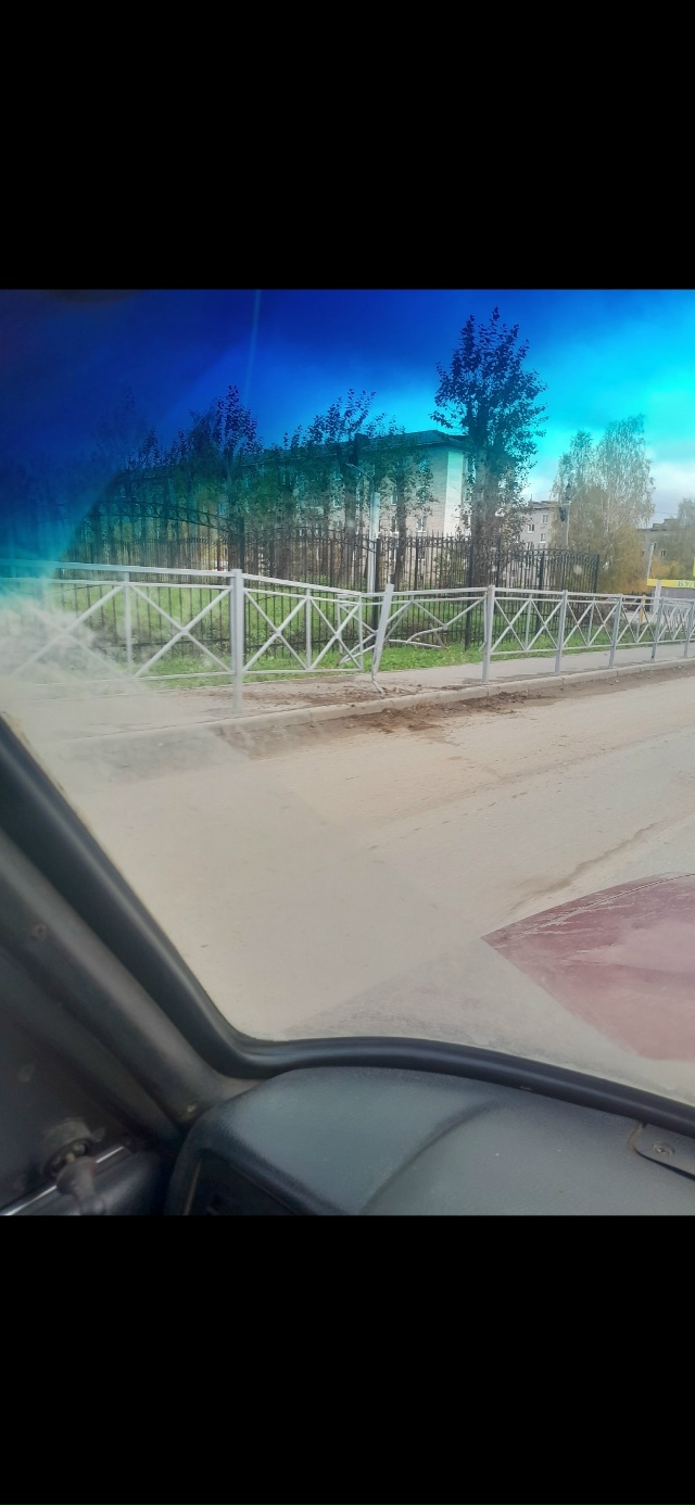 В капидонах, напротив парка, сегодня ночью снесли огра?...