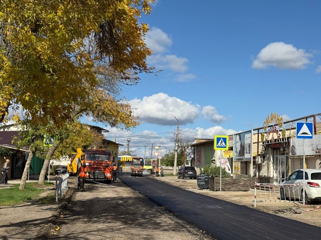 Сегодня приступили к укладке выравнивающего слоя доро...