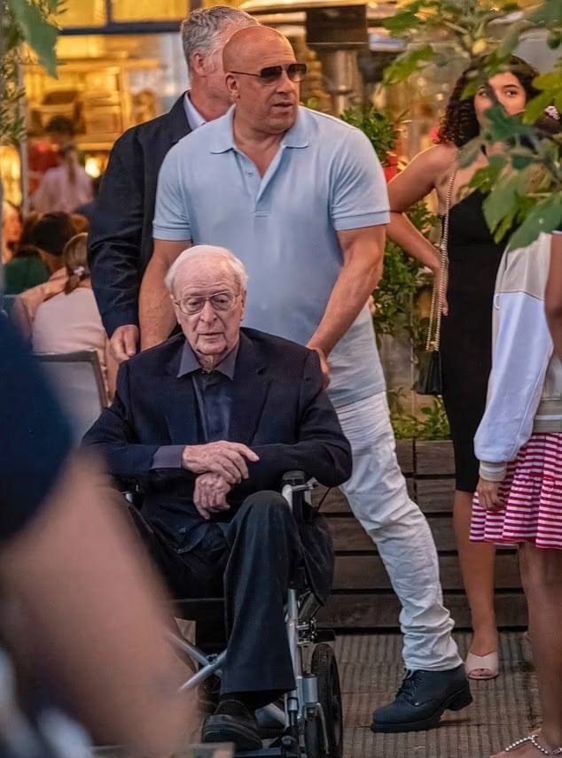 СТАРИНА, ЖИВИ 💔 Как грустно видеть Майкла Кейна в крес...