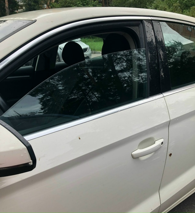Открыто окно, Audi 3, парковка.