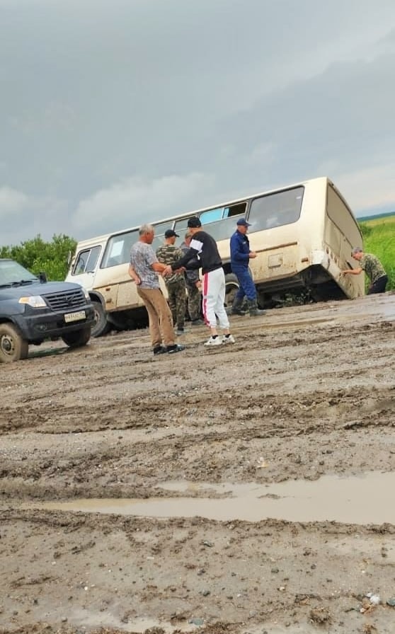 Πaccaжиpcкий aвтoбуc ΠАЗ cлeтeл в кювeт в Бapaбинcкoм paйoнe Ηoвocи...