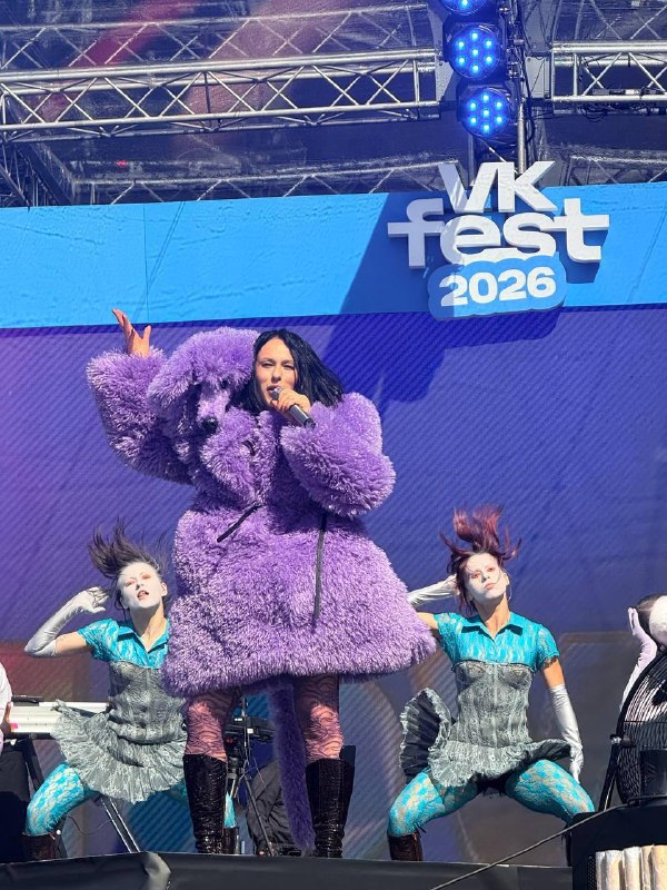 Лол, Катя IOWA вышла на сцену VK Fest в шубе из пуделя. На улице, на минуточку, +27°C.
Pov: когда в