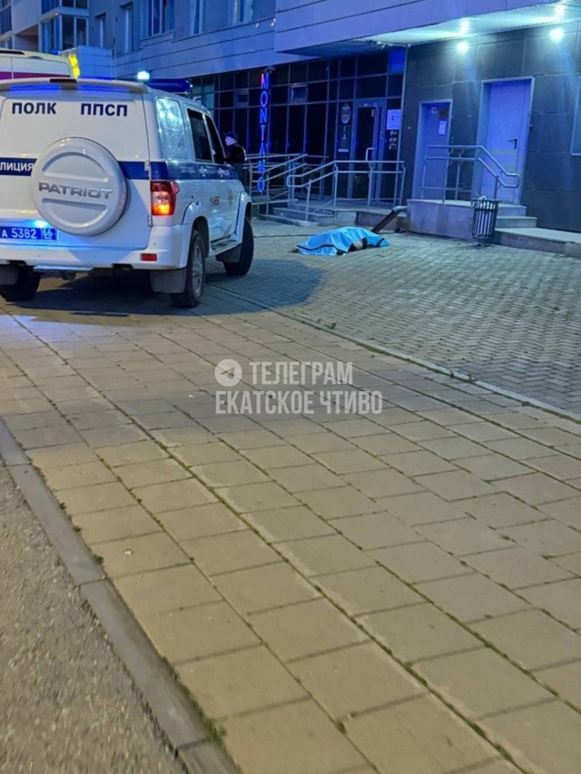 В Екатеринбурге выпал с балкона и разбился мужчина.
Тр...