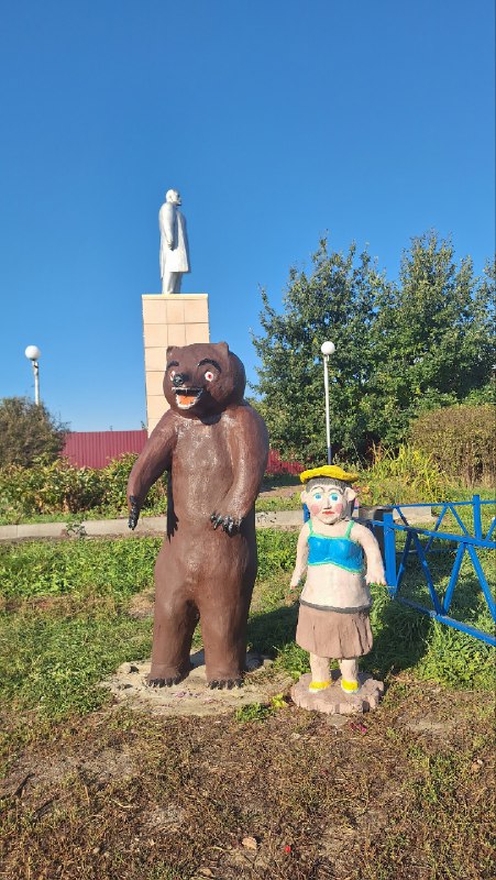 В Ульяновской области решили украсить детскую площадку скульптурами Маши и Медведя. Что могло пойти