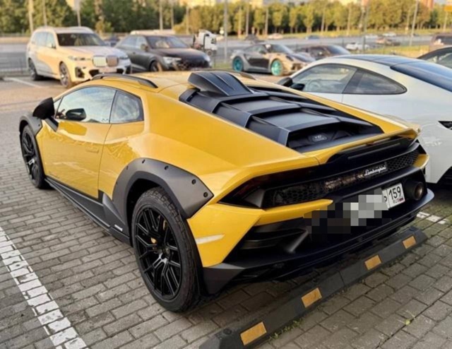 В Перми заметили Lamborghini Huracán Sterrato.