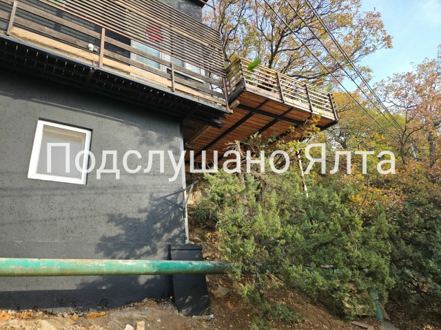 Улица Лесная, пгт. Гаспра. Вдоль узкой проезжей части с ...