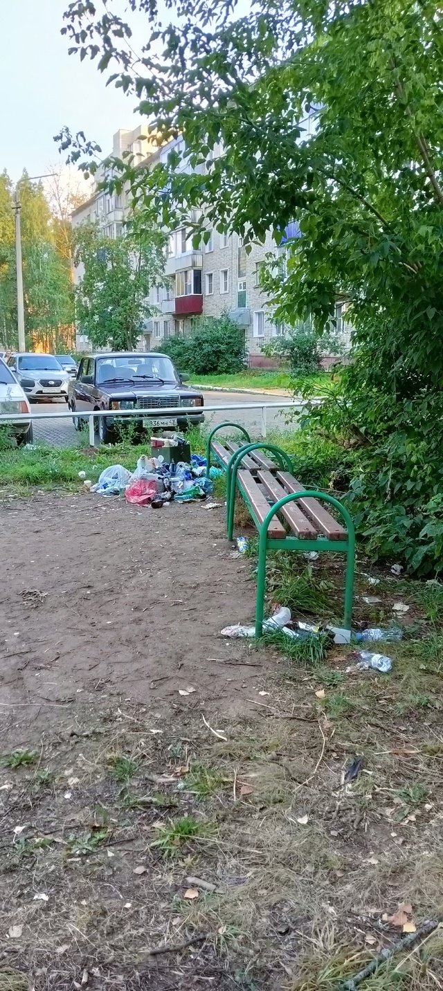 Между домами Мира 43в и Дзержинского 1а вся детская площ...