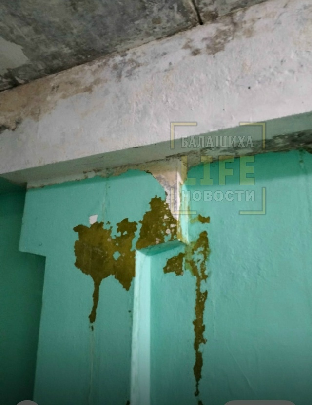 В доме по улице Карла Маркса 16а , что не сезон дождей, то...