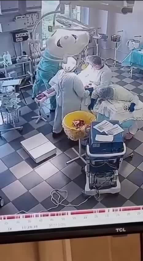 Не менее 15 врачей и девять медсестер, работавших в опер...