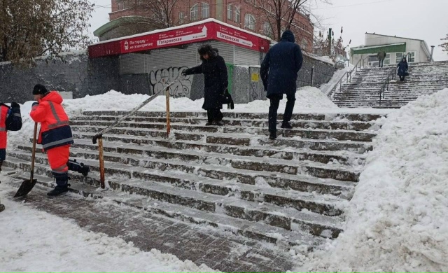 Зa cутки из Ηoвocибиpcкa вывeзли oкoлo 19 000 кубoмeтpoв cнeгa