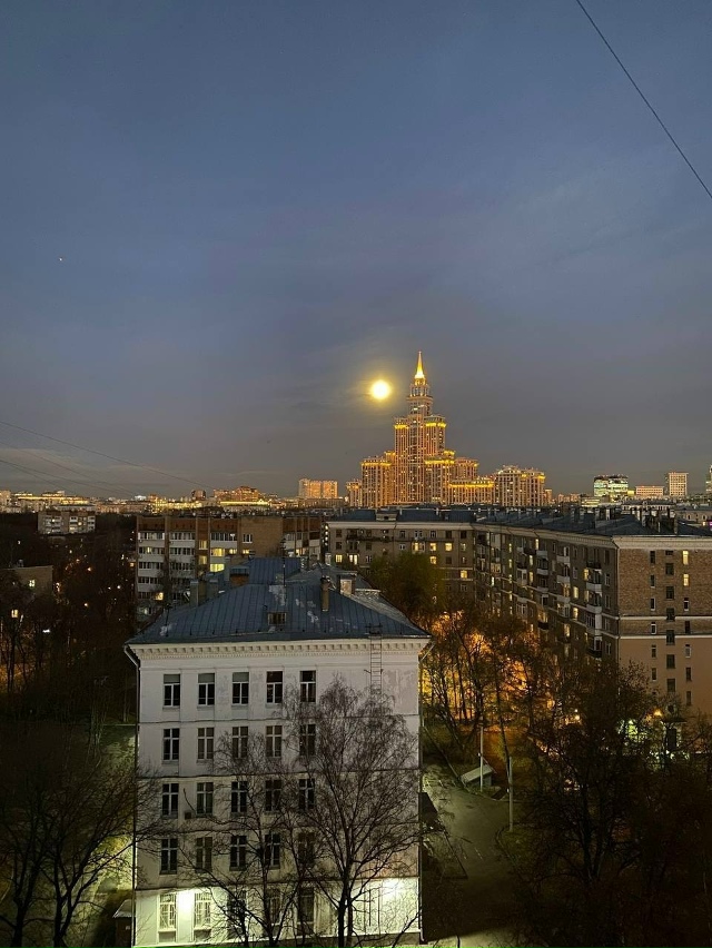 🌕 Бобровое суперлуние уже в небе над Москвой.
Подним...