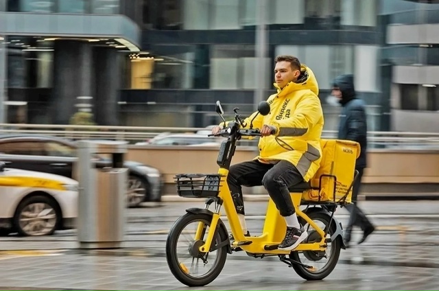 😳 Курьер, сбивший подростка на проспекте Революции, м?...