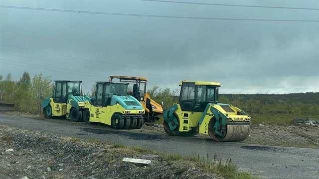 Снова вскрыли: Дорогу на Териберку ремонтируют по гара...