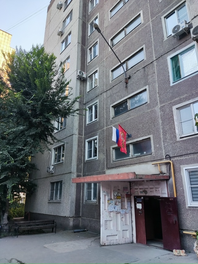 На стене одного из домов в Воронеже был замечен флаг Ро...