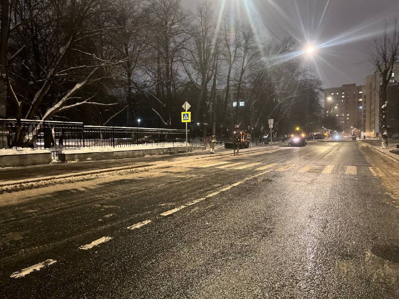 😎 Новая достопримечательность Москвы Люди буквально толпами гуляют по огромной горе снега около Ми