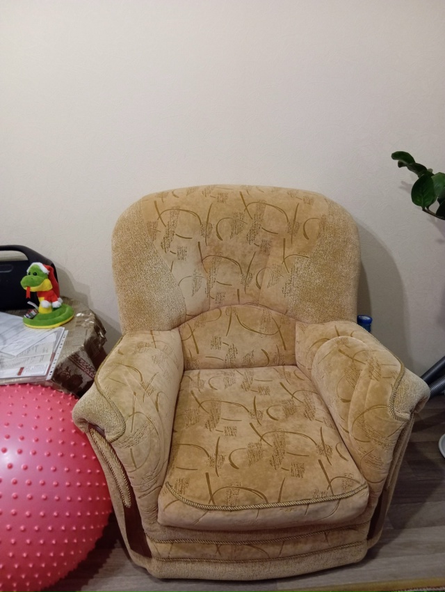 Отдам на дачу угловой диван+кресло.Самовывоз