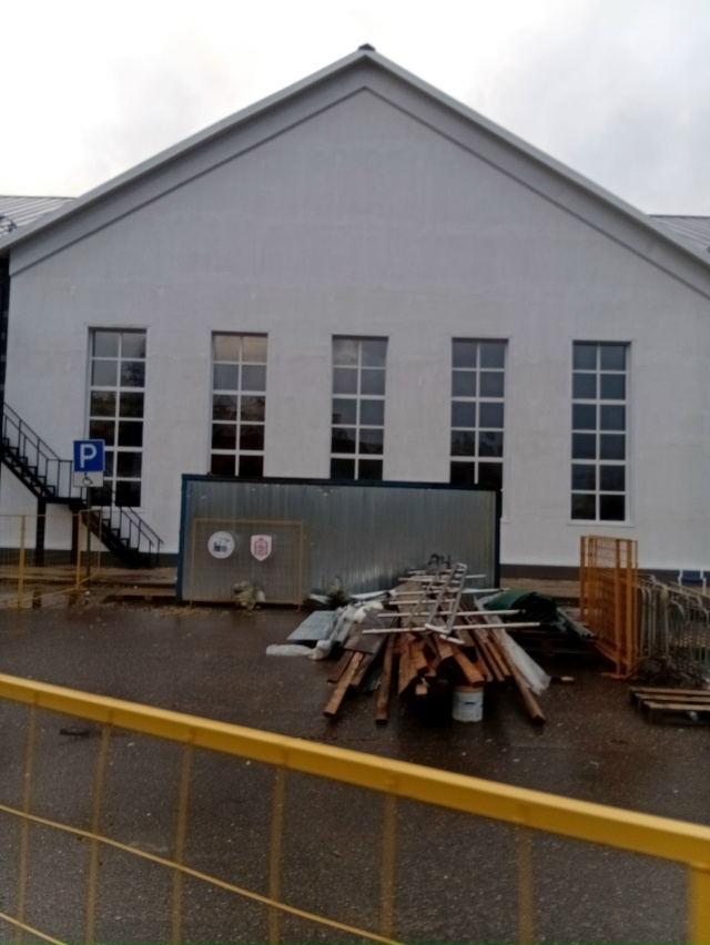 Зоя стоит,клуб в новом обличии начал работу,строители ?...