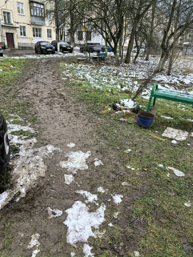 Молодежная 2, ученики размесили весь газон, самый корот...