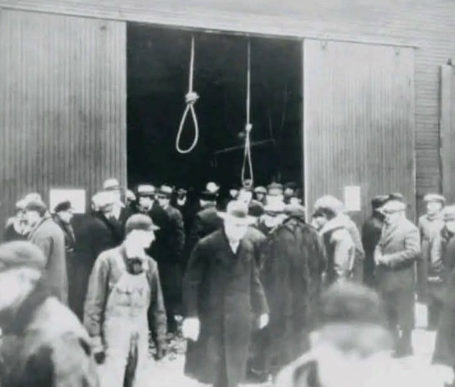 Пенни-аукцион на заложенной ферме в Мичигане.
На фото 19...