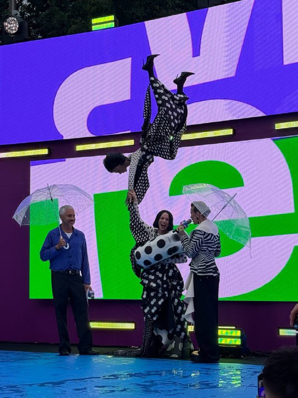 🕺Две Кати IOWA по цене одной.
Певица вышла на синюю дорожку VK Fest в Лужниках со своей копией в по