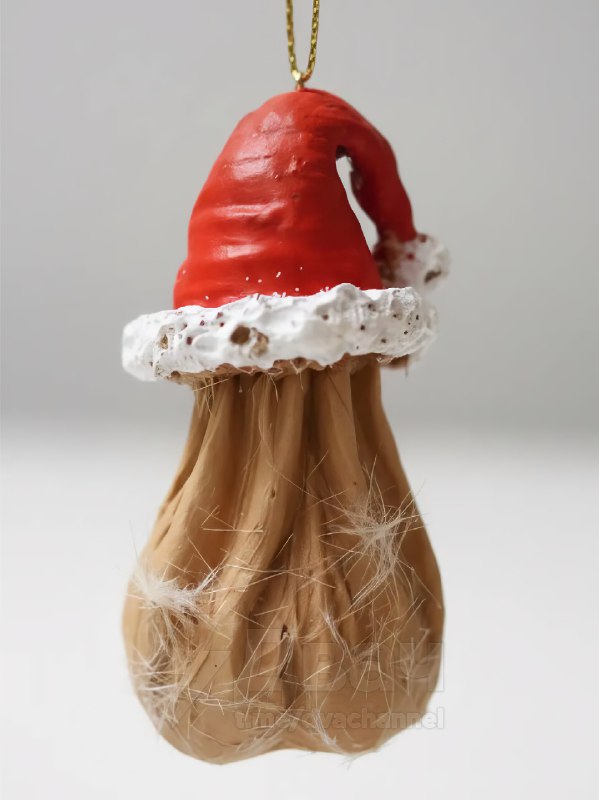 На российских маркетплейсах начали продавать идеальную ёлочную игрушку — волосатую мошонку в колпаке