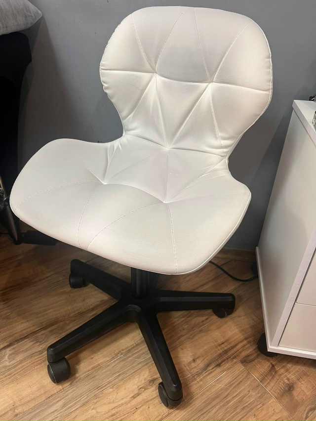 Продам стул, вместе с чехлом. Чехол новый. Находится в О...