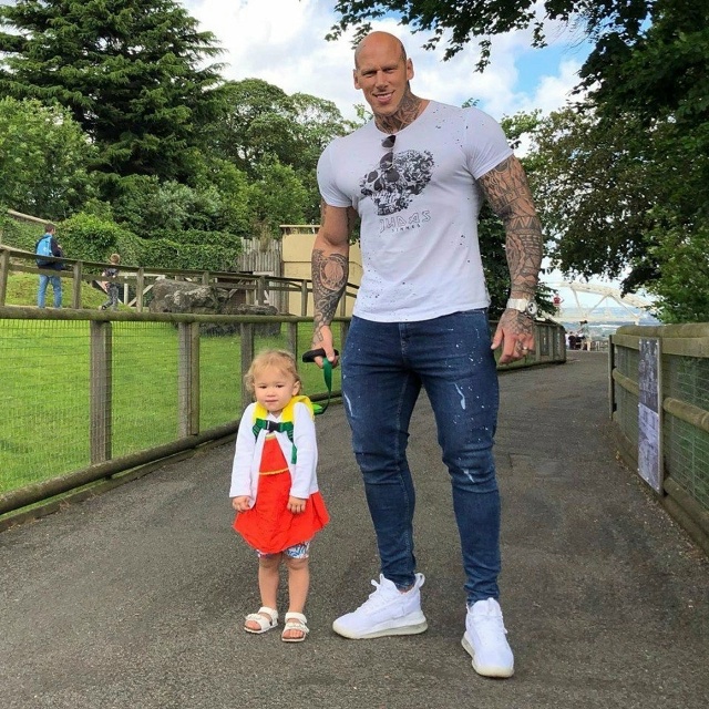 Мартин Форд - самый большой папа в мире!
При росте в 207 с...