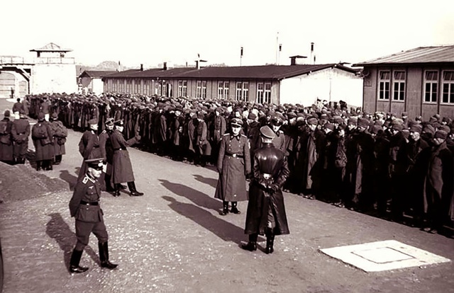 Cοвeтcκиe плeнныe выcтpοилиcь пepeд здaниeм бapaκa в нeмeцκοм κο...