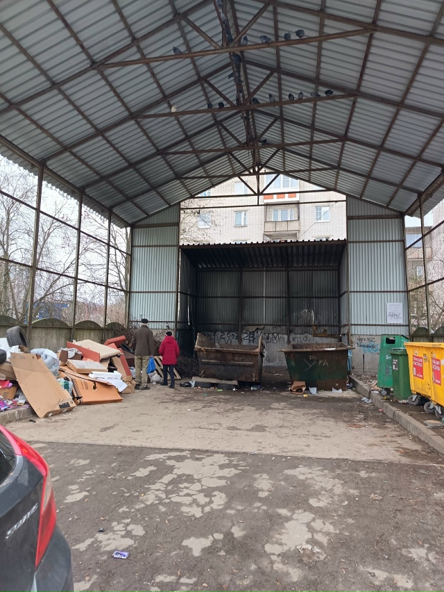 Доброго дня, вывозила мусор а там вот....кто то выкинул- 4...