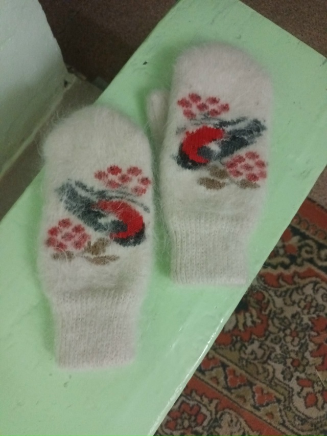 Варежки лежат в ,,Теремке 