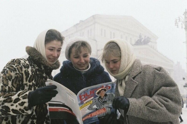 Москвички с пeрвым номером журнaла Бypдa модeн на русском...