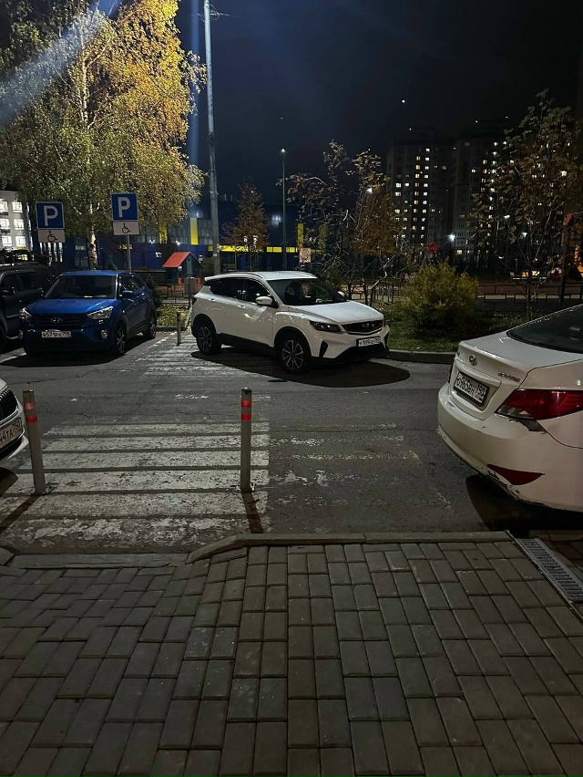 Нет свободных мест, не беда 😂
Пешеходник есть всегда ??...