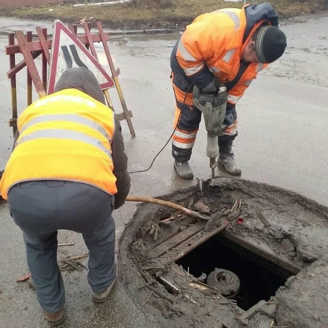 ⚡В Курске стартовал ремонт изношенных люков и огражде...