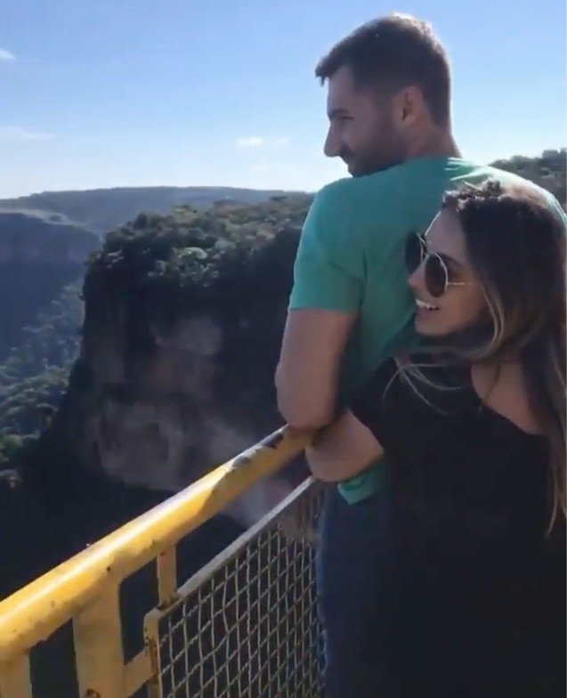 Каждый человек заслуживает счастья и любви!
Она подни...