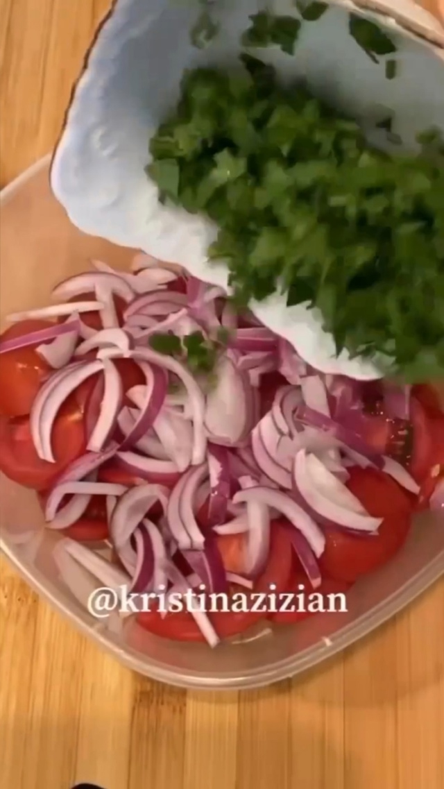 Вкусная закуска к столу - быстрые маринованные помидор...