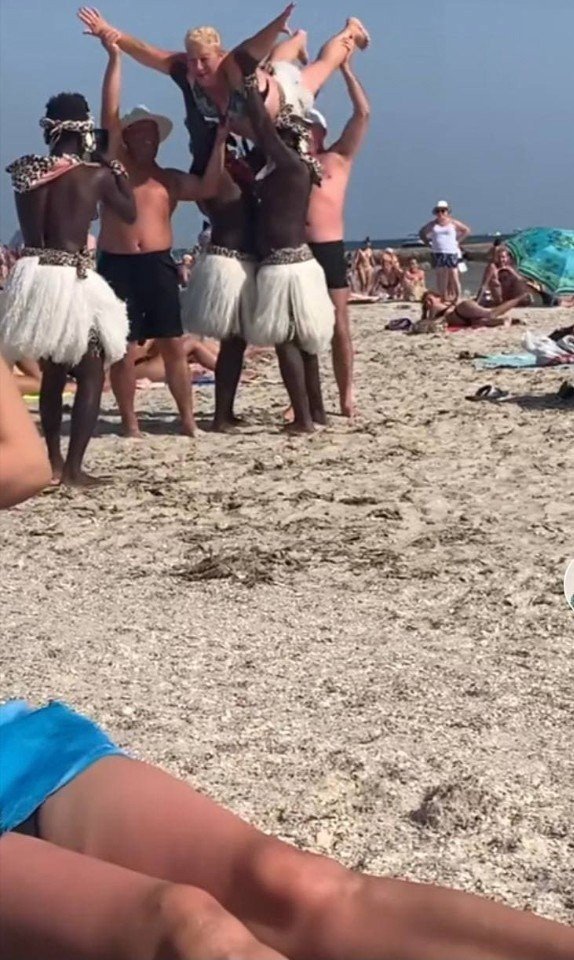 Наших туристов сразу видно😅
