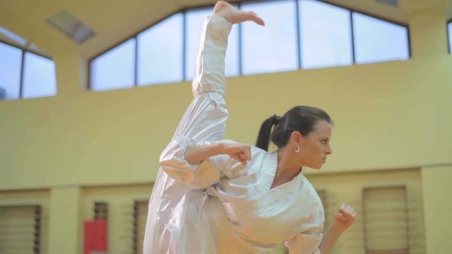 Хлоя Брюс - киноактриса и 14-кратная чемпионка мира по к?...