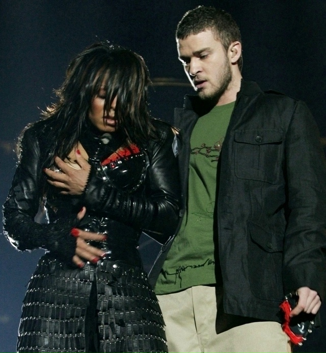 Джастин Тимберлейк срывает с Джанет Джексон бюстье, oб?...