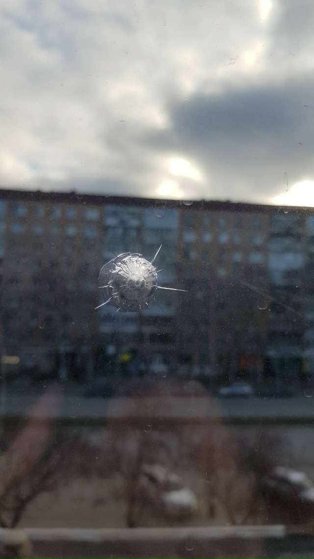 Ново Садовая 24, 25.11.2025 в 22-10 стреляли по окнам