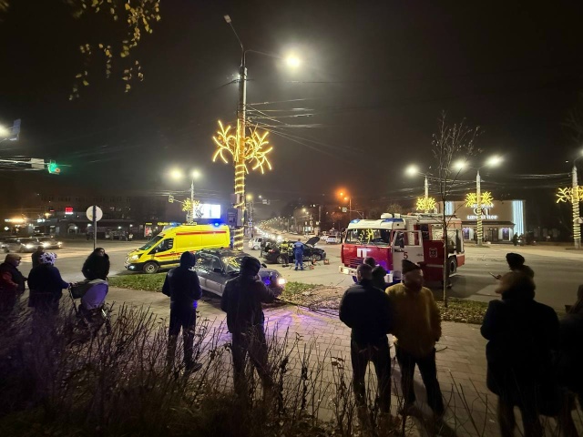 ‼На улице Николаева возле камерного театра жесткое ДТ...