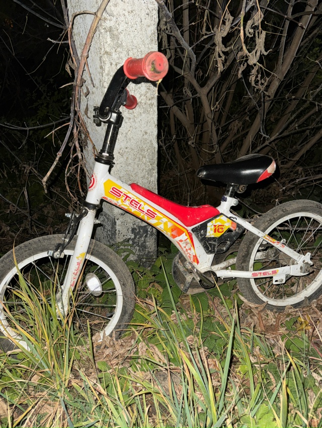 Улица 3 Интернационала д121 возле столба стоит детский ?...