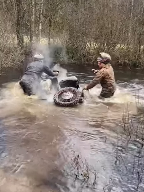Кажется, что мопед и лодка в одном аппарате!